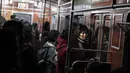 Perempuan Korea Utara naik kereta bawah tanah di Pyongyang, Korea Utara (23/1/2019). Stasiun Kaeson adalah stasiun di Jalur Chŏllima Metro Pyongyang. Terletak dekat Arch of Triumph dan Kaeson Youth Park. (AP Photo/Dita Alangkara)
