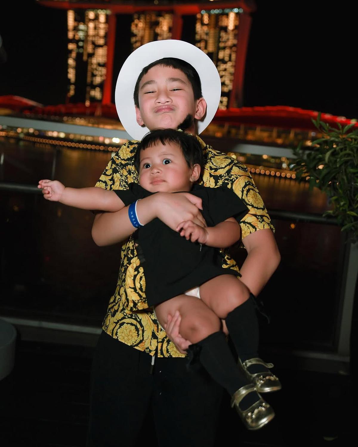 Potret Gemas Rafathar Gendong Lily, Ekspresinya Bikin Netizen Tersentuh