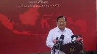 Menhan Prabowo Subianto menyampaikan keterangan pers di Istana Kepresidenan, Jakarta usai menghadiri KTT di Yordania terkait krisis kemanusiaan di Gaza, Palestina akibat agresi militer Israel. (Liputan6.com/Muhammad Radityo Priyasmoro)