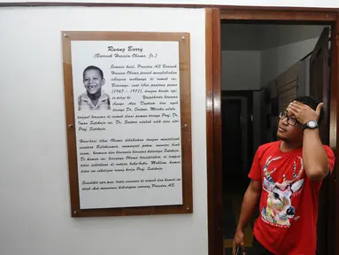Pengunjung keluar dari kamar yang pernah ditempati mantan Presiden Amerika Serikat, Barack Obama di kawasan Bulak Sumur, Yogyakarta, Kamis (29/6). Barack Obama beserta keluarga berlibur ke Yogyakarta, 28-30 Juni. (Liputan6.com/Helmi Fithriansyah)