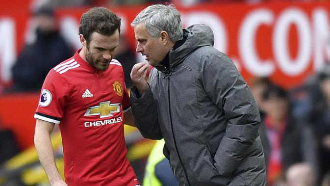 Pelatih Manchester United, Jose Mourinho memberikan masukan kepada Juan Mata saat melawan Swansea pada laga Premier League di Old Trafford, (31/3/2018).  Manchester United menang 2-0. (Anthony Devlin/PA via AP)