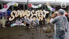 Pengunjung berfoto sesaat sebelum memasuki ares konser musik Soundfest 2025 di Gambir Expo, Jakarta, Jumat (23/5/2025). (Liputan6.com/Herman Zakharia)