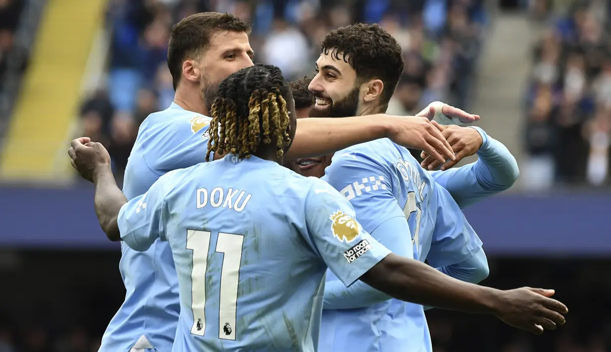 Selebrasi para pemain Manchester City merayakan gol kelima ke gawang Luton Town yang dicetak Josko Gvardiol (kanan) pada laga pekan ke-33 Premier League 2023/2024 di Etihad Stadium, Manchester, Sabtu (13/4/2024). (AP Photo/Rui Vieira)