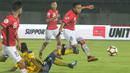 Gelandang Bali United, Muhammad Taufiq, melewati pemain Tampines Rovers pada laga kualifikasi Liga Champions Asia di Stadion I Wayan Dipta, Gianyar, Selasa (16/1/2018). Bali menang 3-1 atas Tampines. (Bola.com/Ronald Seger)