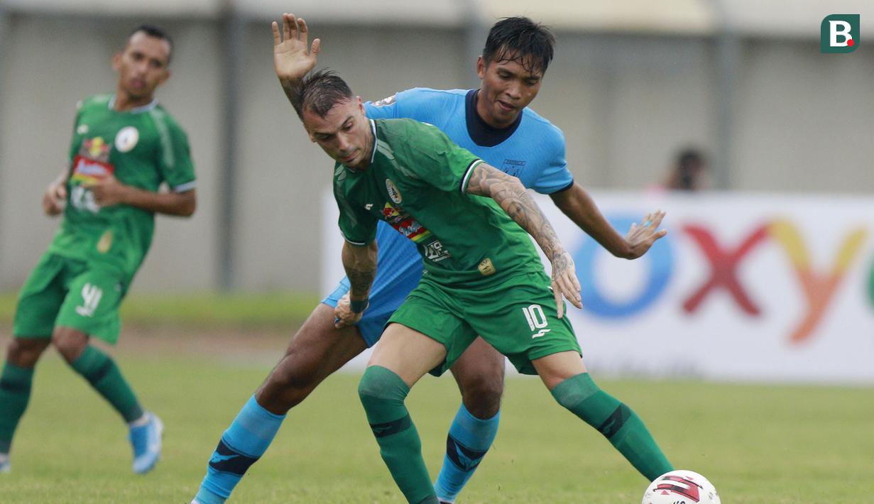 Pemain PSS Sleman, Nico Velez (depan) menguasai bola dibayangi pemain Persela Lamongan dalam laga matchday ke-2 Grup C Piala Menpora 2021 di Stadion Si Jalak Harupat, Bandung, Minggu (28/3/2021). PSS Sleman bermain imbang 0-0 dengan Persela Lamongan. (Bola.com/M Iqbal Ichsan)