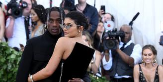 Lagi, Kylie Jenner dan Travis Scott kembali membuat rumor bertunangan. (NOAM GALAI  GETTY IMAGES NORTH AMERICA  AFP)