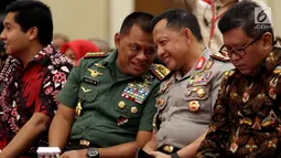 Panglima TNI Gatot Nurmantyo dan Kapolri Tito Karnavian saat berbincang pada diskusi Intoleransi, Ancaman bagi Kebinekaan dan Persatuan Bangsa di Jakarta, Senin (14/8). Kegiatan tersebut digagas oleh Taruna Merah Putih. (Liputan6.com/Johan Tallo)