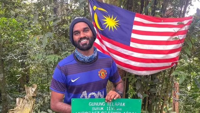 Seorang pendaki asing di puncak Gunung Telapak Buruk