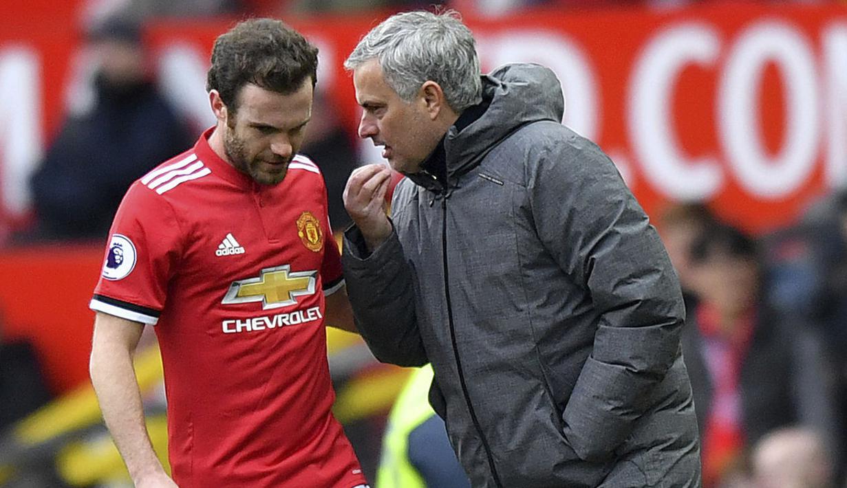 Pelatih Manchester United, Jose Mourinho memberikan masukan kepada Juan Mata saat melawan Swansea pada laga Premier League di Old Trafford, (31/3/2018).  Manchester United menang 2-0. (Anthony Devlin/PA via AP)