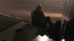 Penumpang maskapai Ryanair dari London Stansted Airport duduk di sayap pesawat yang terparkir di Bandara Malaga, Spanyol, Rabu (3/1). Penumpang berusia 50-an tahun itu diduga kesal karena penerbangannya mengalami penundaan. (Fernando Del Valle/AFP)