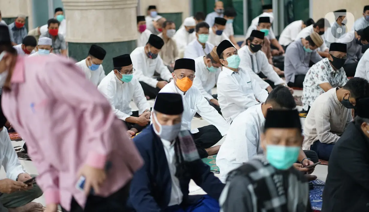 Para jemaah melaksanakan salat Idul Adha di Masjid Fatahillah Balai Kota, Jumat (31/7/2020). Selain mengenakan masker, para jemaah juga harus mengambil jarak sekitar satu meter dari sisi kiri dan kanan. (Liputan6.com/Immanuel Antonius)