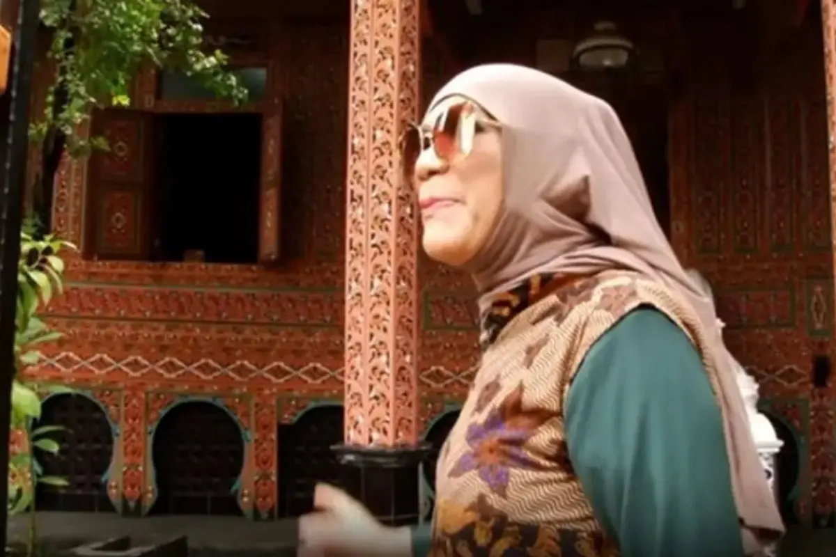 Potret Dorce Gamalama di rumah gadang miliknya (Sumber: YouTube/Good Friend)