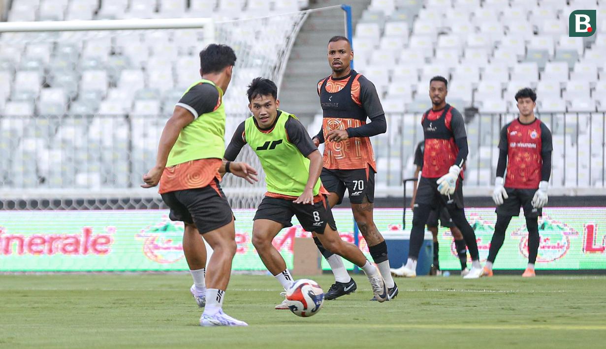 Pemain Persija Jakarta, Witan Sulaeman pada sesi latihan resmi jelang pertandingan pekan ke-30 BRI Super League melawan Persis Solo yang bertempat di Stadion Utama Gelora Bung Karno (SUGBK) Jakarta pada Minggu (26/04/2026).