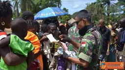 Citizen6, Kongo: Satgas Kizi TNI mengadakan bakti sosial di desa Kiliwa Dungu, Kongo dengan mengadakan kegiatan penyerahan baju layak pakai kepada tentara Kongo Kiliwa, anak-anak, remaja dan orang dewasa sebanyak 300 orang. (Pengirim: Badarudin Bakri)