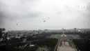 Pesawat tempur F-16 TNI AU terbang melintas di atas Istana Merdeka saat upacara peringatan detik-detik proklamasi di Jakarta, Rabu (17/8/2022). Aksi pesawat tempur TNI AU tersebut untuk memperingati Hari Ulang Tahun ke-77 Republik Indonesia. (Liputan6.com/Faizal Fanani)