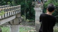 Sejumlah masyarakat menyaksikan jembatan putus di Aliran Sungai Opak, Gunung Puyuh, Pundong, Bantul, Yogyakarta. (Antara)