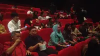 Cawagub Djarot dan istri menghabiskan akhir pekan mereka dengan menyaksikan Film Bid'ah Cinta yang bercerita mengenai keberagaman (Liputan6.com/Radityo)