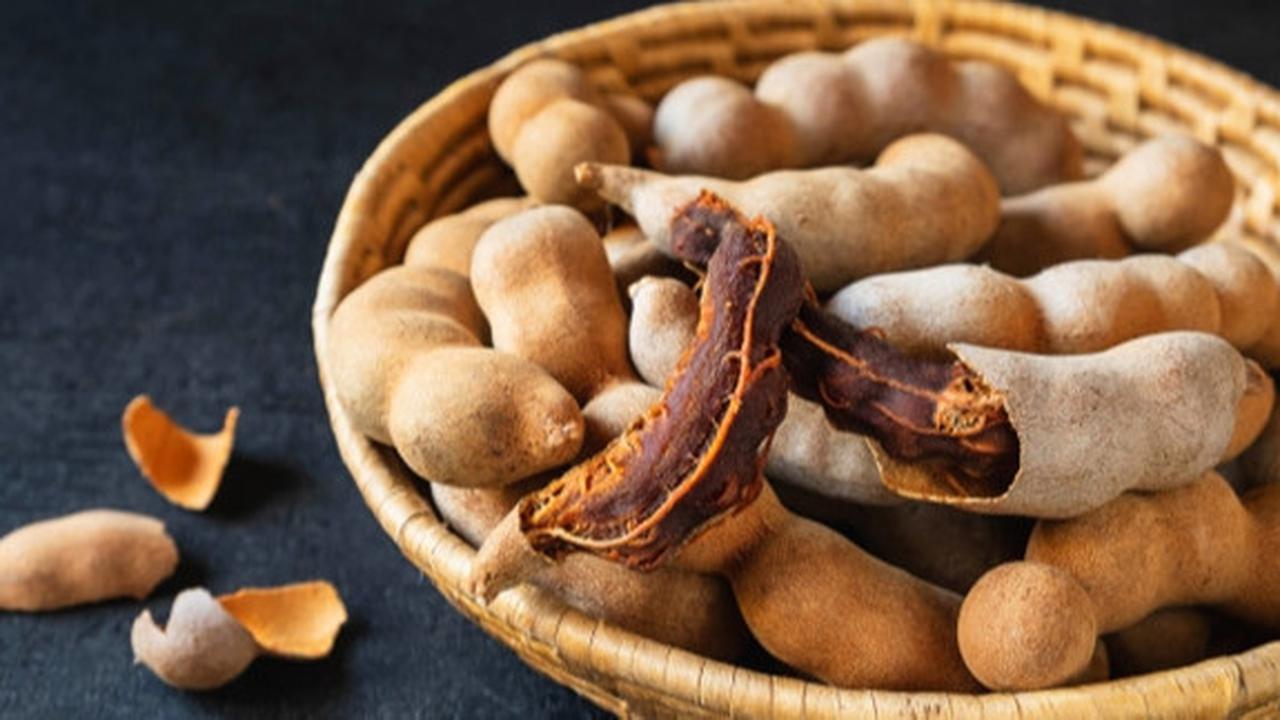 Merebus Daun Pepaya dengan Garam dan Asam Jawa