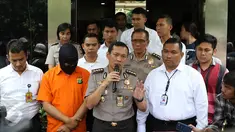 Kabid Humas Polda Metro Jaya Kombes Awi Setiyono (tengah) memberikan keterangan ketika menunjukkan tersangka yang menayangkan film porno di kawasan Prapanca, Kebayoran Baru, di Polda Metro Jaya, Jakarta, Rabu (5/10). (Liputan6.com/Immanuel Antonius)