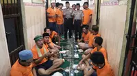 Kapolres Metro Tangerang saat berbuka puasa bersama para tahanan (Liputan6.com/Pramita)