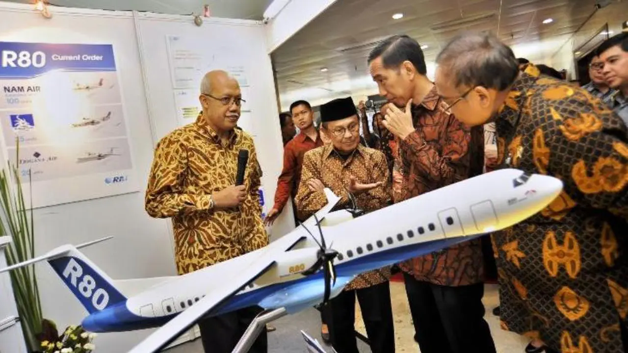 Habibie mempresentasikan R-80 di depan Presiden Jokowi