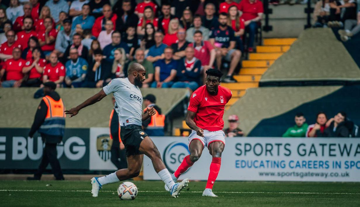 Nottingham Forest juga berbenah disektor lini serang. Taiwo Awoniyi (kanan) yang berumur 24 tahun direkrut dari Union Berlin dengan biaya 20 juta poundsterling atau setara Rp 361 miliar. (nottinghamforest.co.uk)
