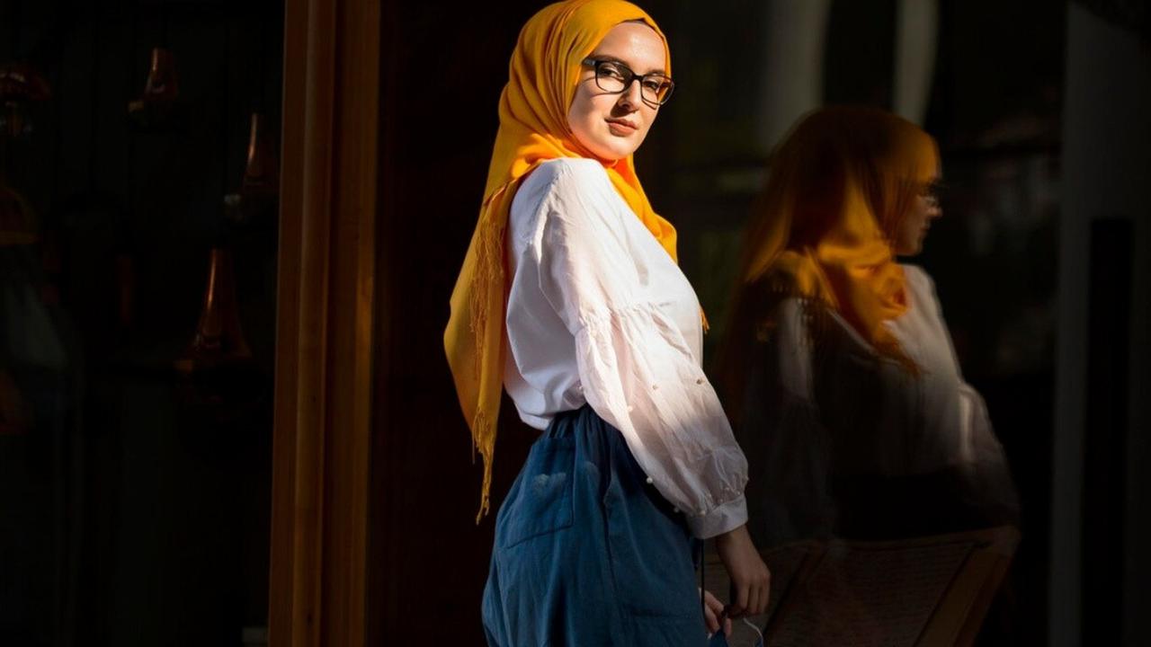 7 Inspirasi Mix and Match Rok Jeans Hijab yang Trendi, Pancarkan Kecantikan Maksimal