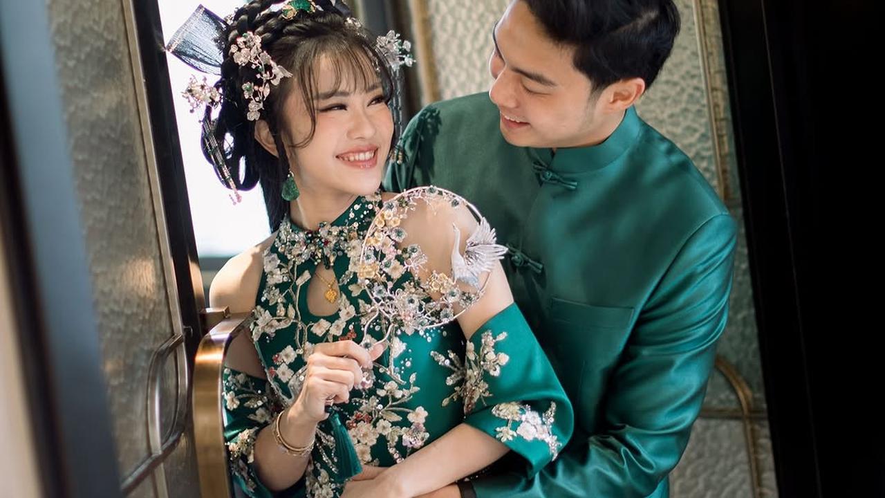 4 Potret Mesra Jessica Jane dan Erwin Phang saat Sangjit, Kompak Pakai Busana Bernuansa Hijau