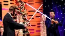 Mantan pesepakbola David Beckham saat berduel mengunakan pedang Star Wars Lightsaber dengan aktor pemeran Star Wars, John Boyega saat di undang sebuah acara televisi. (Dailymail)