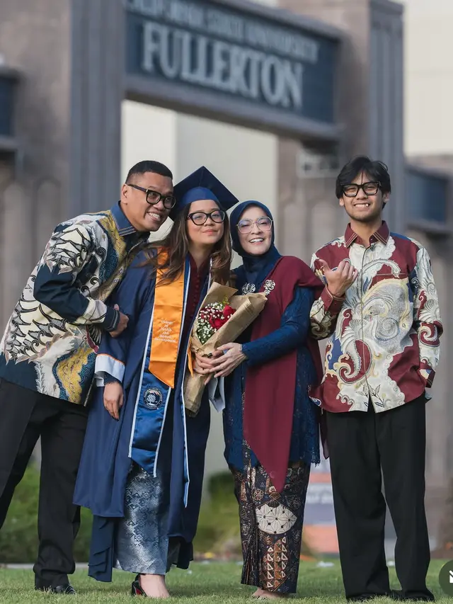Cinta Kuya saat Wisuda di California State University, Fullerton pakai toga. [@astridkuya]