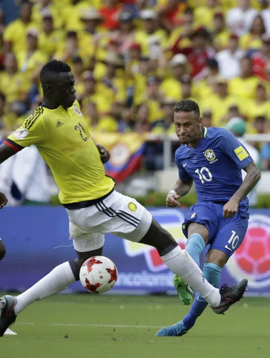 Aksi Neymar melakukan tembakan melewati adangan pemain Kolombia, Davinson Sanchez pada kualifikasi Piala Dunia 2018 di Roberto Melendez stadium, Barranquilla, Kolombia, (5/9/2017). Kolombia bermain imbang 1-1 lawan Brasil. (AP/Ricardo Mazalan)