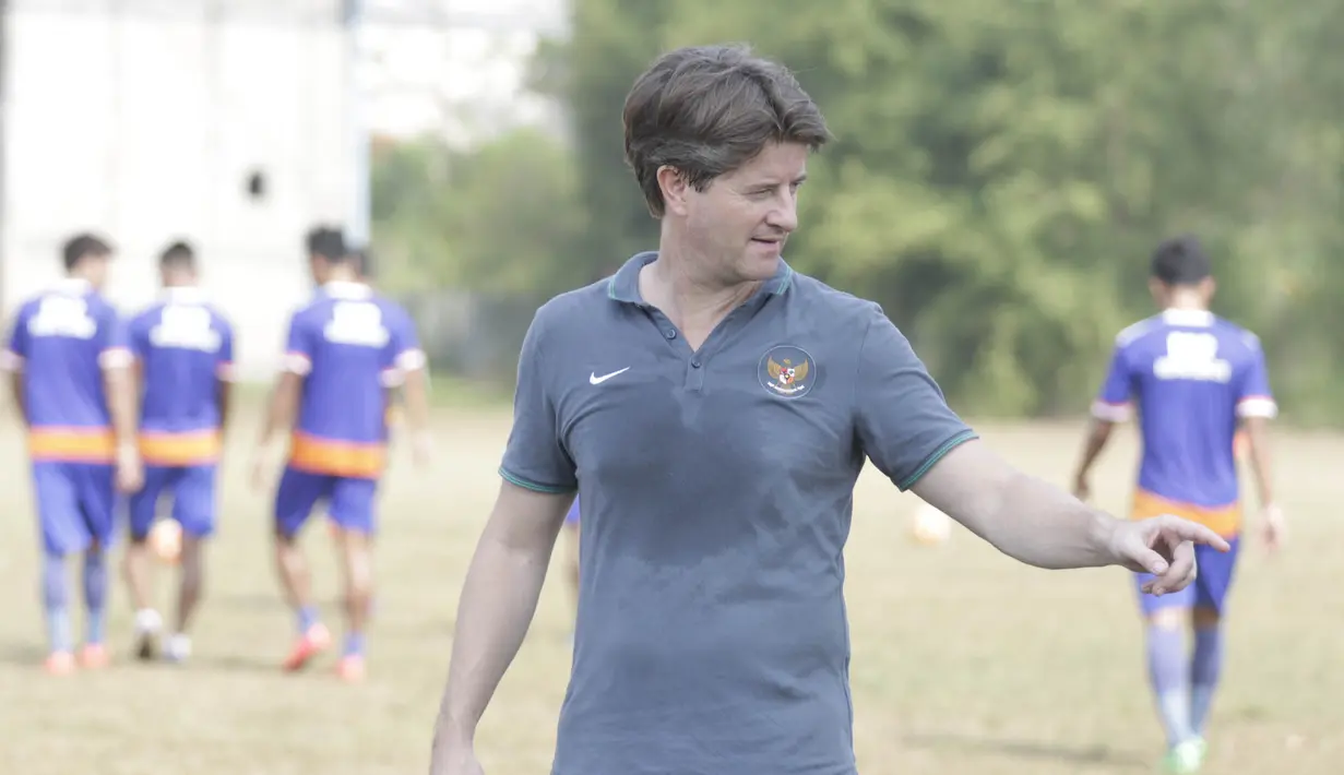 Setelah resmi melatih PBR, kini tugas Pieter Huistra adalah memilih 22 pemain yang akan bermain di Piala Jenderal Sudirman. (Bola.com/Vitalis Yogi Trisna)
