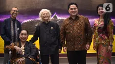 Pelukis Man x Universe Srihadi Soedarsono dan istri, Menteri BUMN Erick Thohir foto bersama pada pameran tunggal Srihadi Soedarsono - Man x Universe di Galeri Nasional, Jakarta, Rabu (11/3/2020). Pameran tunggal ini menampilkan 44 lukisan bentang alam. (Liputan6.com/HO/Andry)
