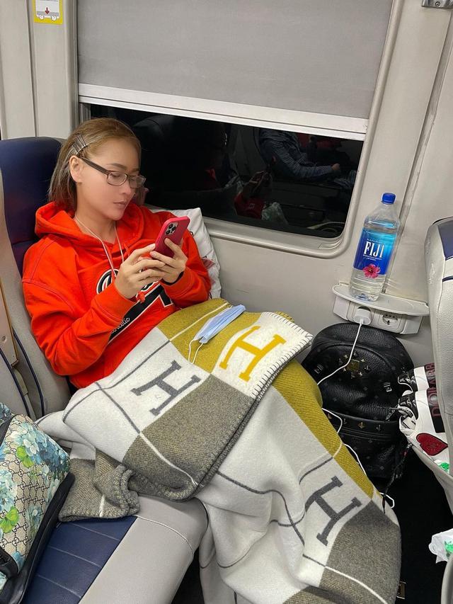 Inul Daratista naik kereta api ditemani selimut Hermes. (Foto: Dok. Instagram @inul.d)