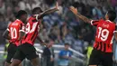 AC Milan bangkit dan berhasil mencetak gol penyeimbang melalui aksi Rafael Leao di menit ke-72. Skor berubah menjadi imbang 2-2 dan kedua tim harus puas berbagi satu poin. (Tiziana Fabi/AFP)