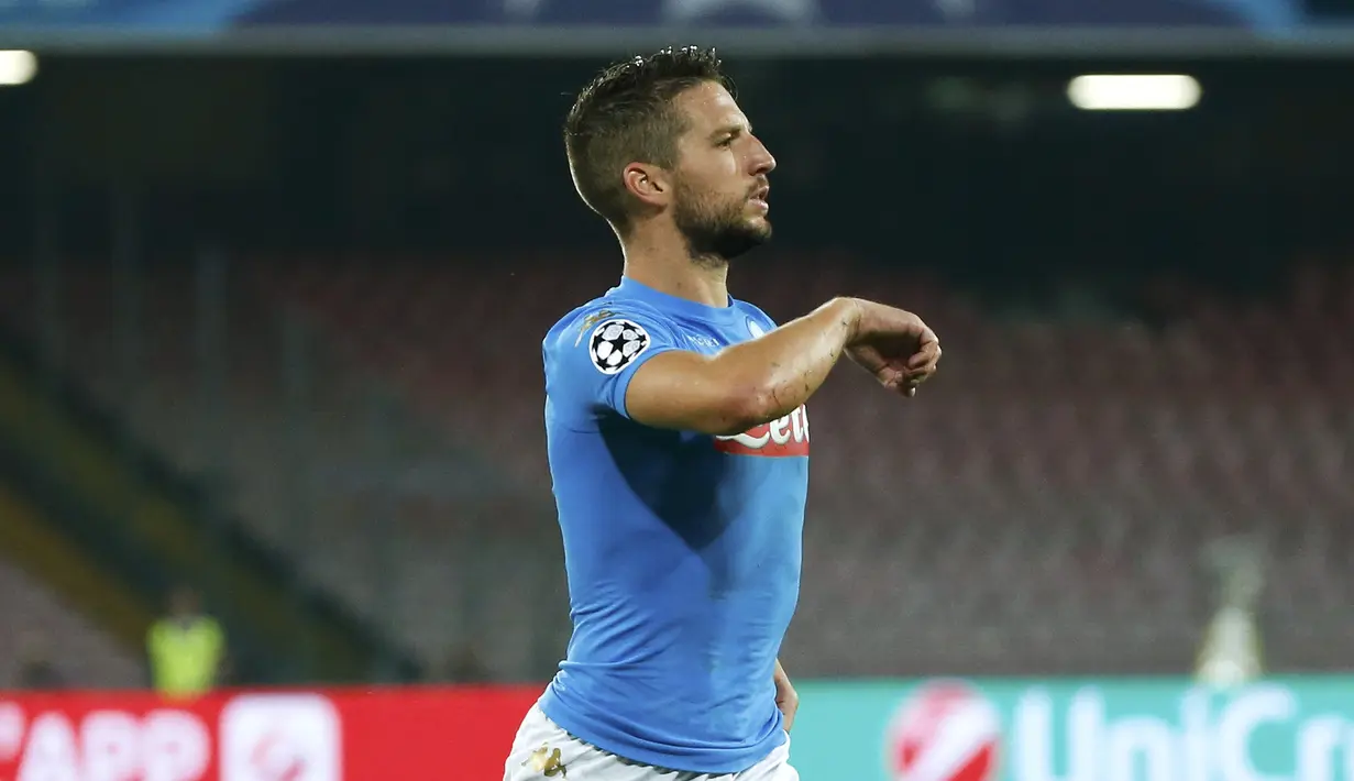 Pemain Napoli, Dries Mertens mencetak dua gol saat timnya mengalahkan Benfica pada laga grup B Liga Champions di San Paolo Stadium, Naples, Kamis (29/9/2016) dini hari WIB. (REUTERS/Ciro De Luca)