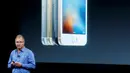 Wakil Presiden Apple, Greg Joswiak saat memperkenalkan iPhone SE saat peluncurannya di kantor pusat Apple di Cupertino, California (21/3). Gadget berukuran 4 inci ini harganya mencapai USD 399 atau sekitar Rp 5,2 juta. (REUTERS/Stephen Lam)