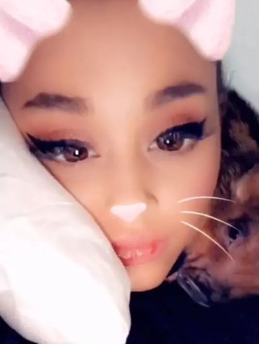 Dalam video, babi kecilnya beristirahat di dada Ariana Grande. (instagram/arianagrande)