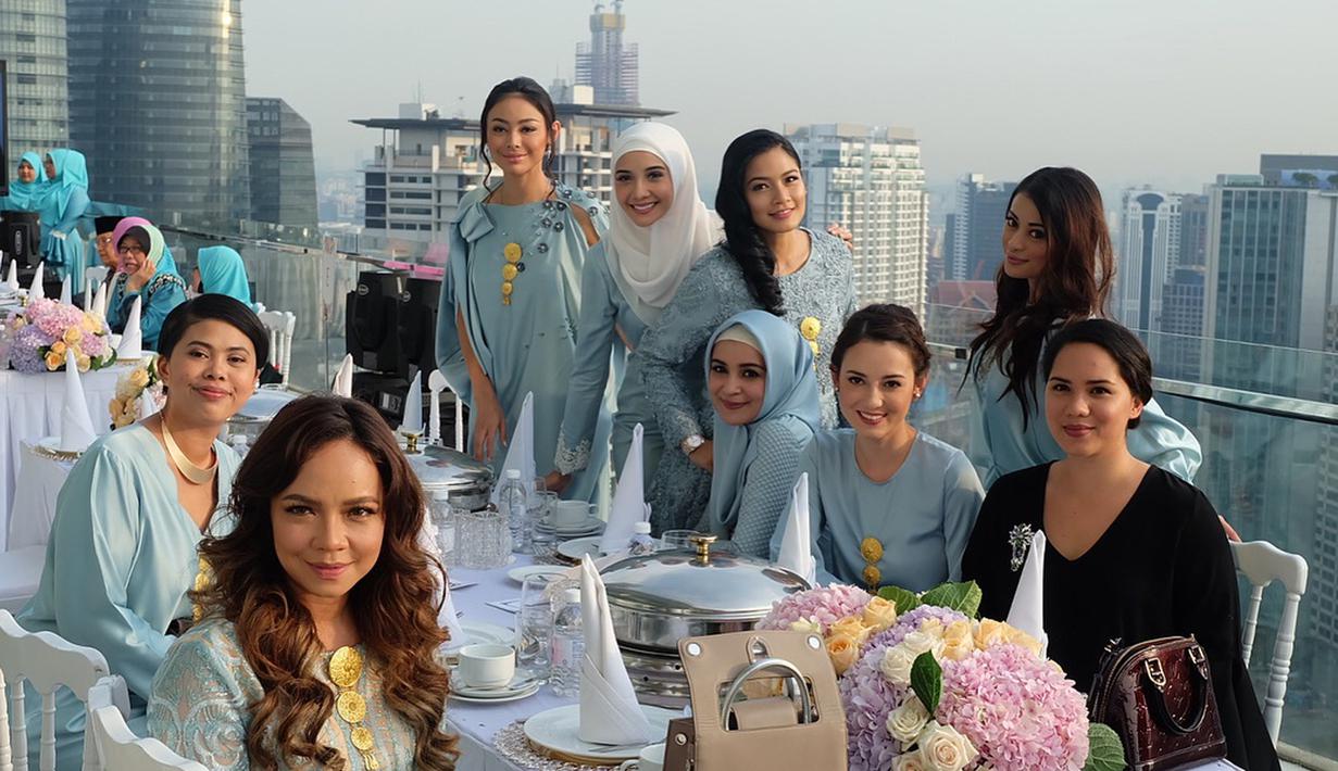 Sejumlah artis Indonesia saat menjadi bridesmaid di pernikahan Laudya Cynthia Bella. Para artis ini ikut mendampingi Laudya Cynthia Bella dalam pernikahannya yang digelar di hotel mewah di Kuala Lumpur tersebut.(instagram/titi_kamall)