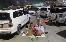 FOTO: Bak Piknik, Ini Potret Pemudik Gelar Tikar dan Sahur di Gerbang Tol Cikampek Utama