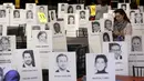 Seorang wanita berdiri diantara deretan tempat duduk  yang disertai foto para selebriti dan tamu saat persiapan jelang Screen Actors Guild Awards 2016 di Shrine Auditorium, Los Angeles, Jumat (29/1). (REUTERS/Mario Anzuoni)