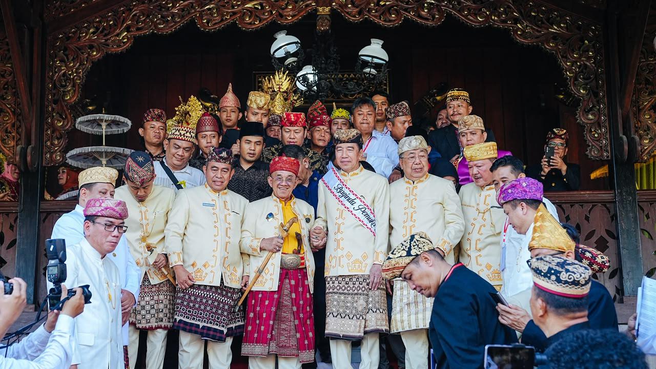 Jokowi Terima Gelar Baginda Pemuka Bangsa dari 5 Kerajaan Adat Lampung