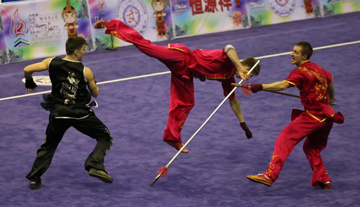 Atlet Wushu Asal Ukraina beraksi saat kelas duel pada Kejuaraan Dunia Wushu 2015 di Istora, Senayan, Jakarta, Selasa (17//11/2015). (Bola.com/Nicklas Hanoatubun)
