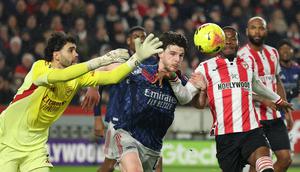 Duel antarpemain dalam laga Brentford vs Arsenal di Liga Inggris 2025/2026, Jumat (13/2/2026). (AP Photo/Ian Walton)