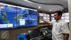 Komisioner KPU Ferry Kurnia Rizkiyansyah memantau Sistem Informasi Penghitungan Suara (Situng) Pilkada Serentak 2017 di ruang monitoring KPU Pusat, Jakarta, Jumat (17/2). (Liputan6.com/Faizal Fanani)