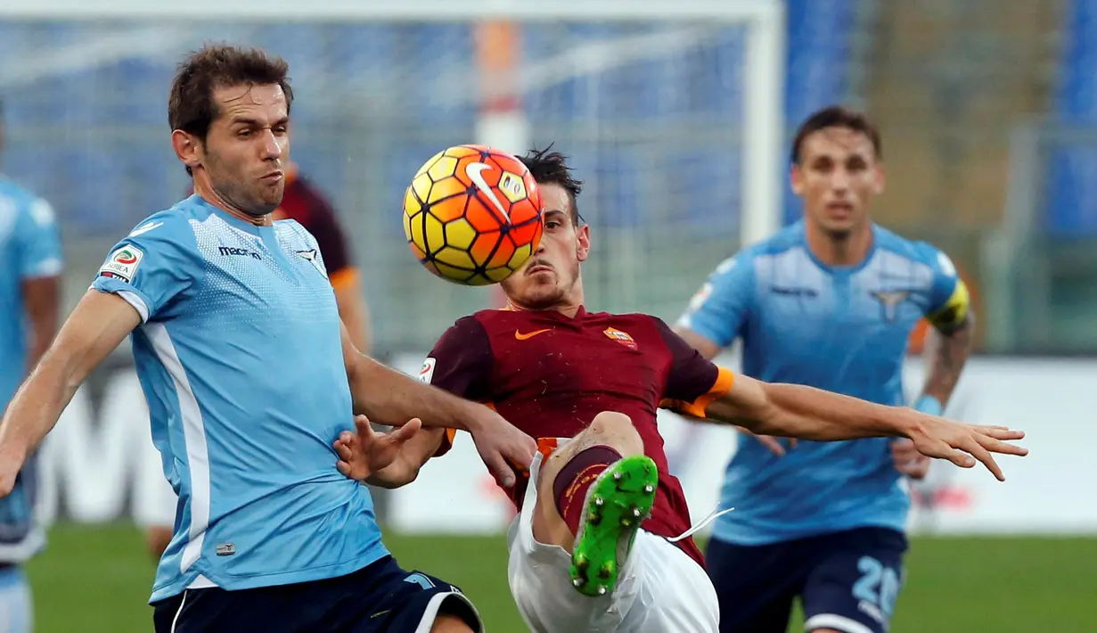 pemain AS Roma, Alessandro Florenzi (kanan), berebut bola dengan pemain Lazio, Senad Lulic, dalam lanjutan Serie A di Stadion Olimpico, Roma, Minggu (8/11/2015) malam WIB. (Reuters/Alessandro Bianchi)