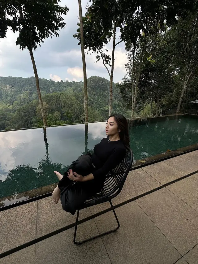 Nikita Willy Pamer Body Ramping dengan Outfit Simple, Tak Terlihat Seperti Ibu Anak Satu