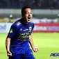 Gelandang serang Persib Bandung Shohei Matsunaga merayakan gol ke gawang PSM Makassar pada pekan ke-12 Liga 1 di Stadion Gelora Bandung Lautan Api, Rabu (5/7/2017). (persib.co.id)