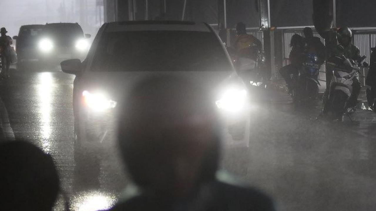 Badan Meteorologi dan Geofisika (BMKG) telah menghimbau kepada warga yang akan beraktivitas di luar agar selalu waspada dengan potensi hujan yang disertai kilat atau petir dan angin kencang. Foto: merdeka.com / Imam Buhori<br>
