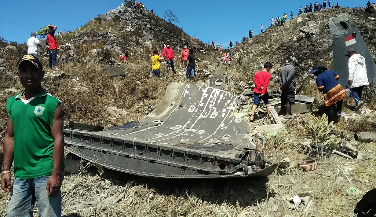 Salah satu bagian dari pesawat Hercules TNI AU yang jatuh di kawasan Wamena, Papua, Minggu (18/12). Pesawat jenis C-130 HS A-1334 itu diduga jatuh menabrak Gunung Tugima sesaat akan mendarat di Bandara Wamena. (AFP PHOTO/ISLAMI ADI)